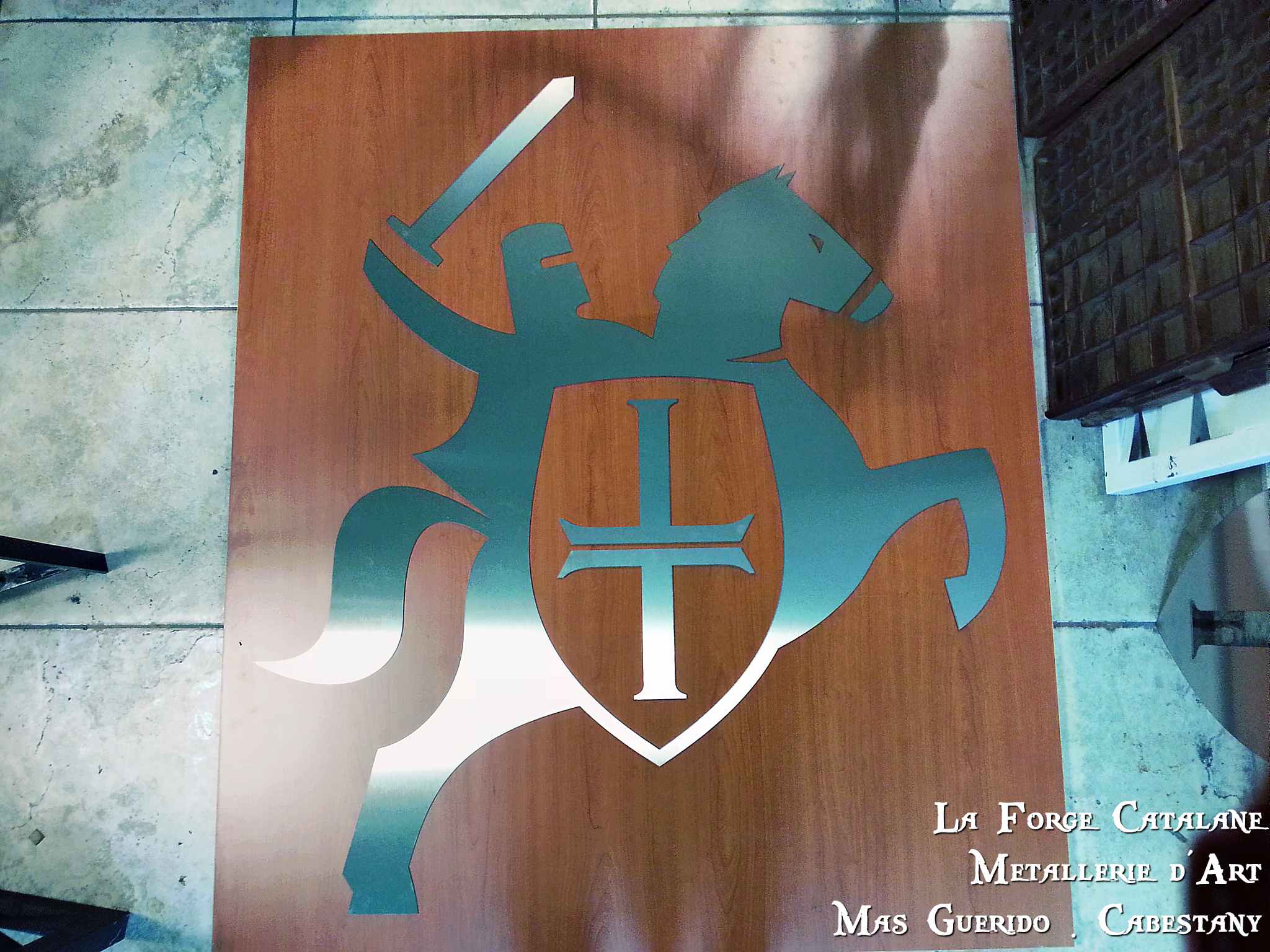 enseigne cellier templier banyuls motif decoupe au laser forge catalane.jpg